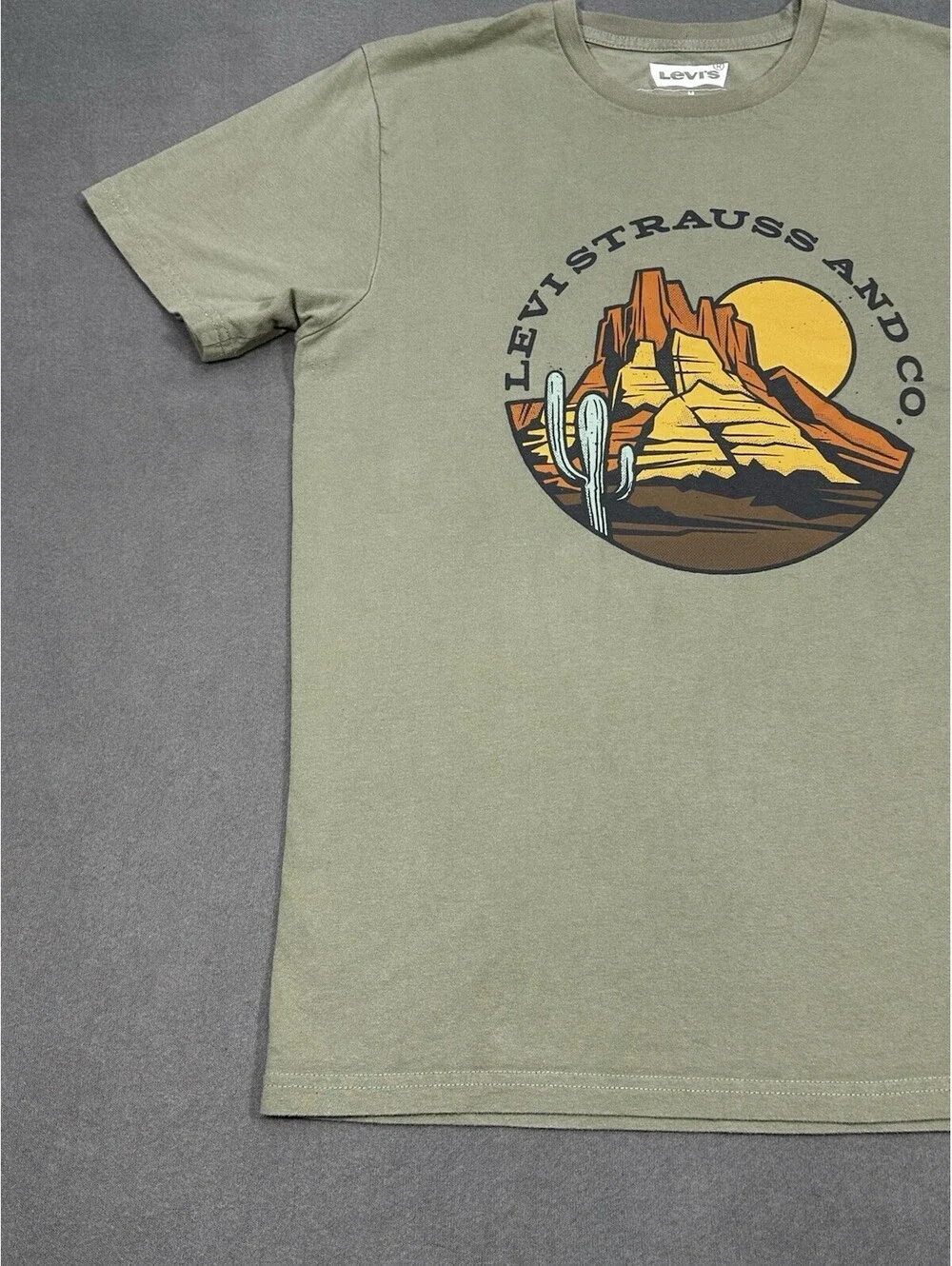 Levi’s Strauss & Co Men’s Medium Graphic T-Shirt Olive Green Desert Print Cotton
